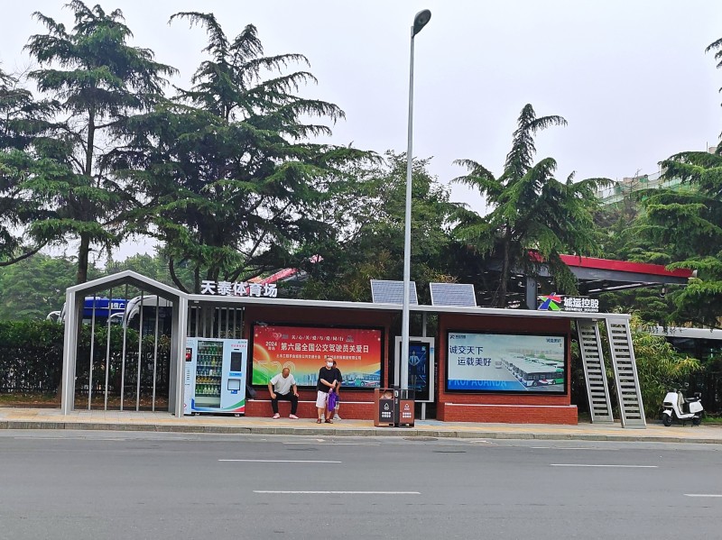 7.天泰体育场智能公交候车亭.jpg
